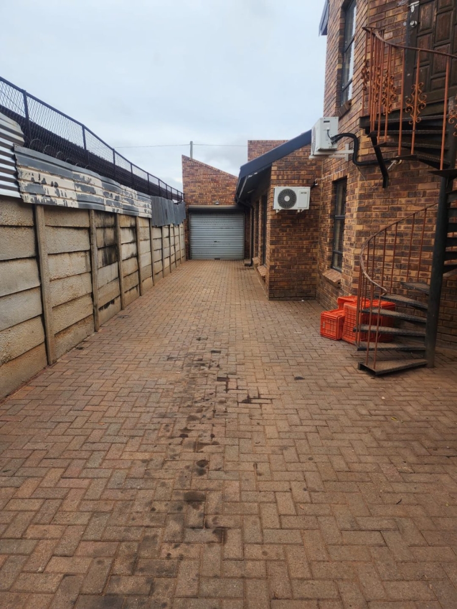 6 Bedroom Property for Sale in Manzil Park North West
